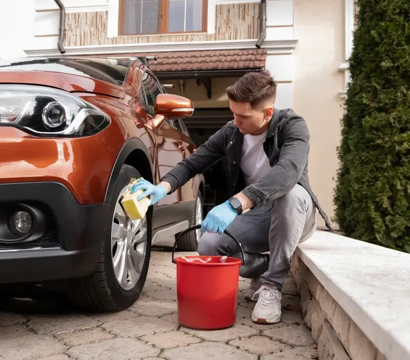 Lavage auto à domicile Gontaud-de-Nogaret : professionnel intervenant sur un véhicule